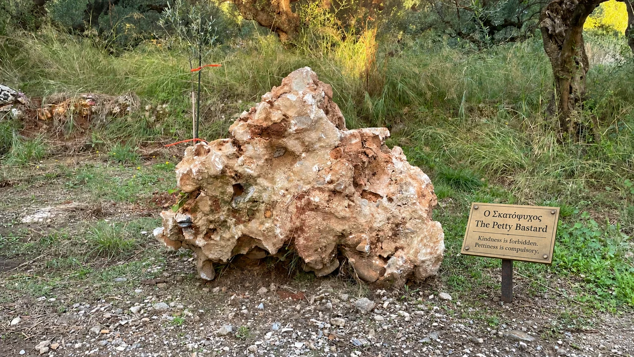 Τραχιά πέτρα με οδοντωτό περίγραμμα, με ψηφιακά προστιθέμενη μουσειακή πινακίδα